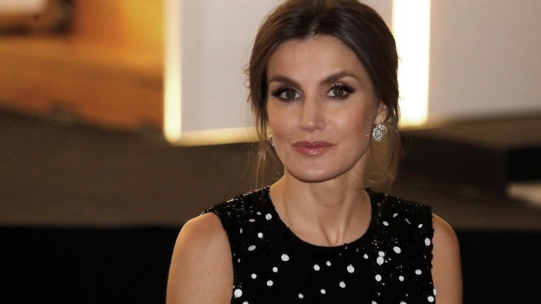 La reina Letizia apuesta por las lentejuelas