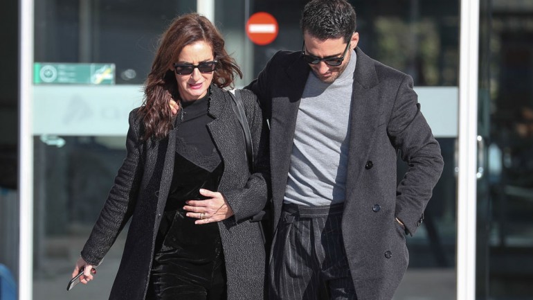 Miguel Ángel Silvestre arropado por sus amigos tras el fallecimiento de su padre