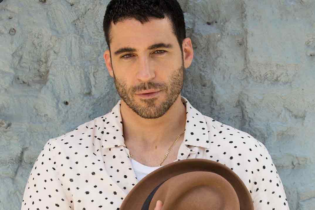 Miguel Ángel Silvestre «pillado» con una atractiva morena