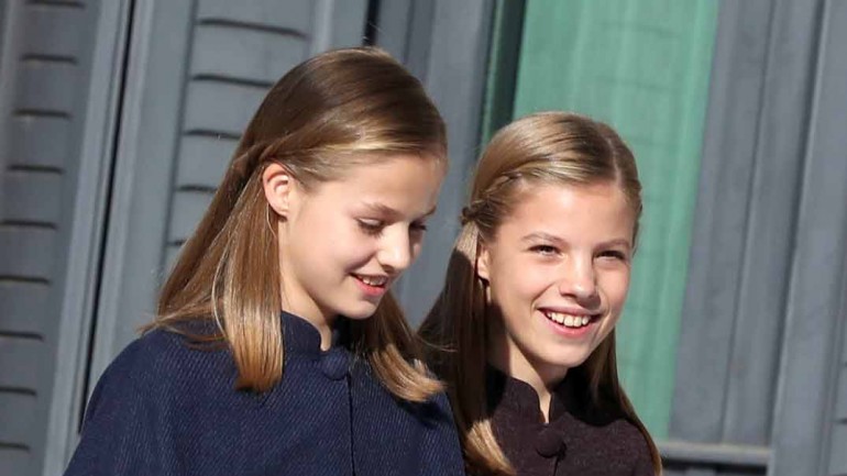 Los looks al detalle de la reina Letizia y sus hijas en el 40º de la Constitución