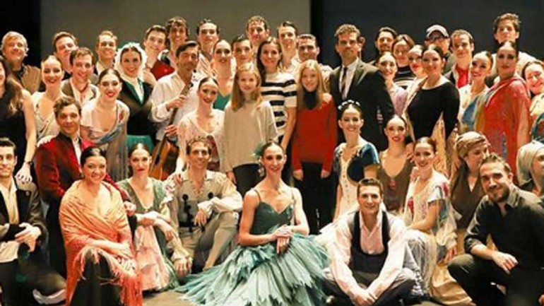 La reina Letizia y sus hijas, plan de chicas en el Teatro de la Zarzuela