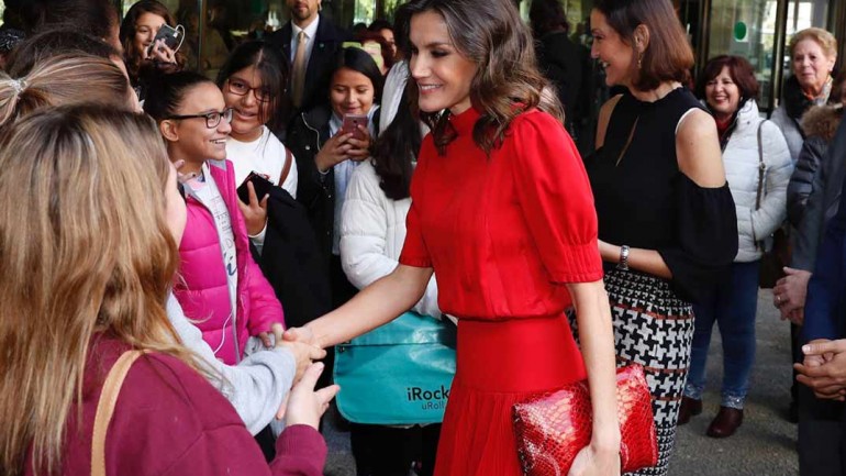 La reina Letizia recicla un vestido de la reina Sofía de hace mas de 30 años