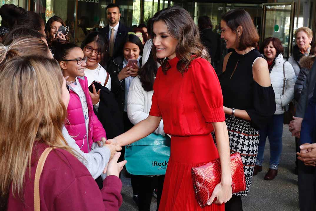 La reina Letizia recicla un vestido de la reina Sofía de hace mas de 30 años