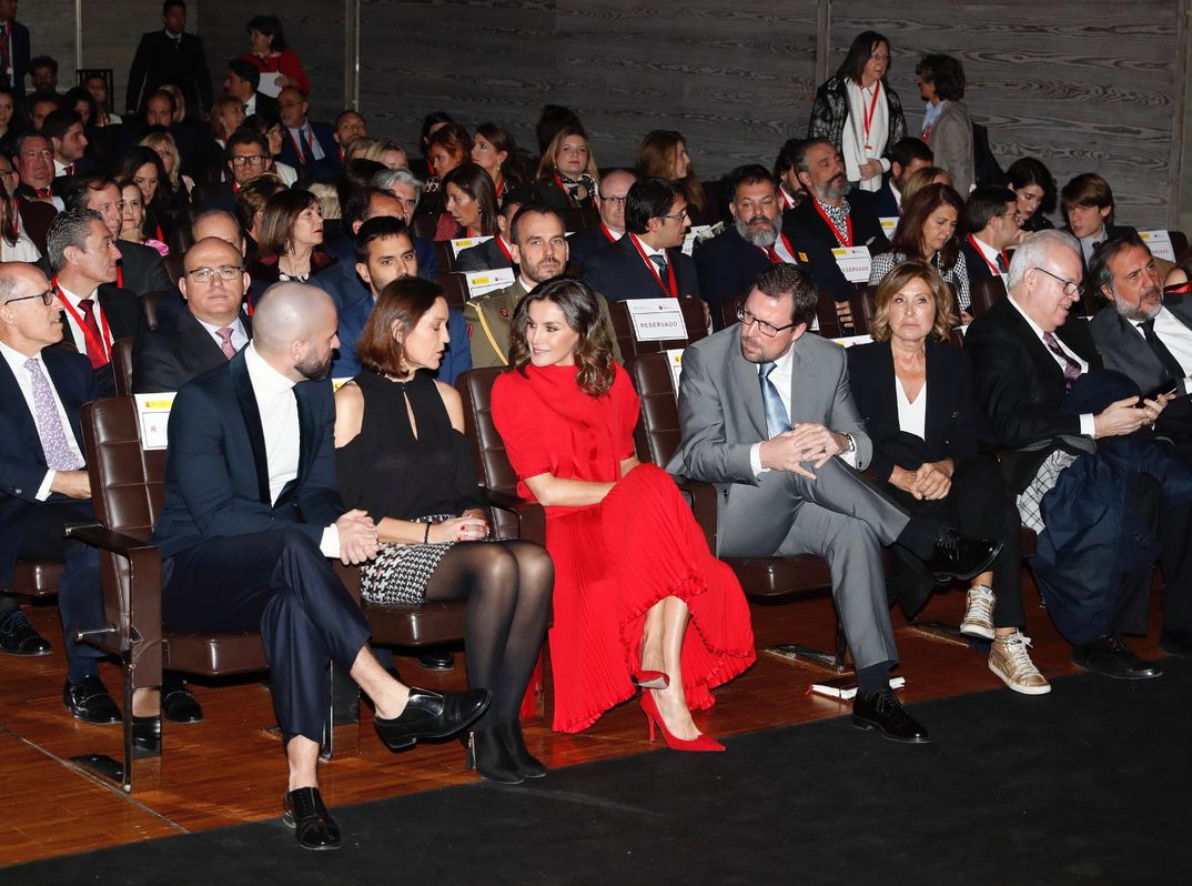 Doña Letizia en primera fila del auditorio del Museo del Traje © Casa S.M. El Rey