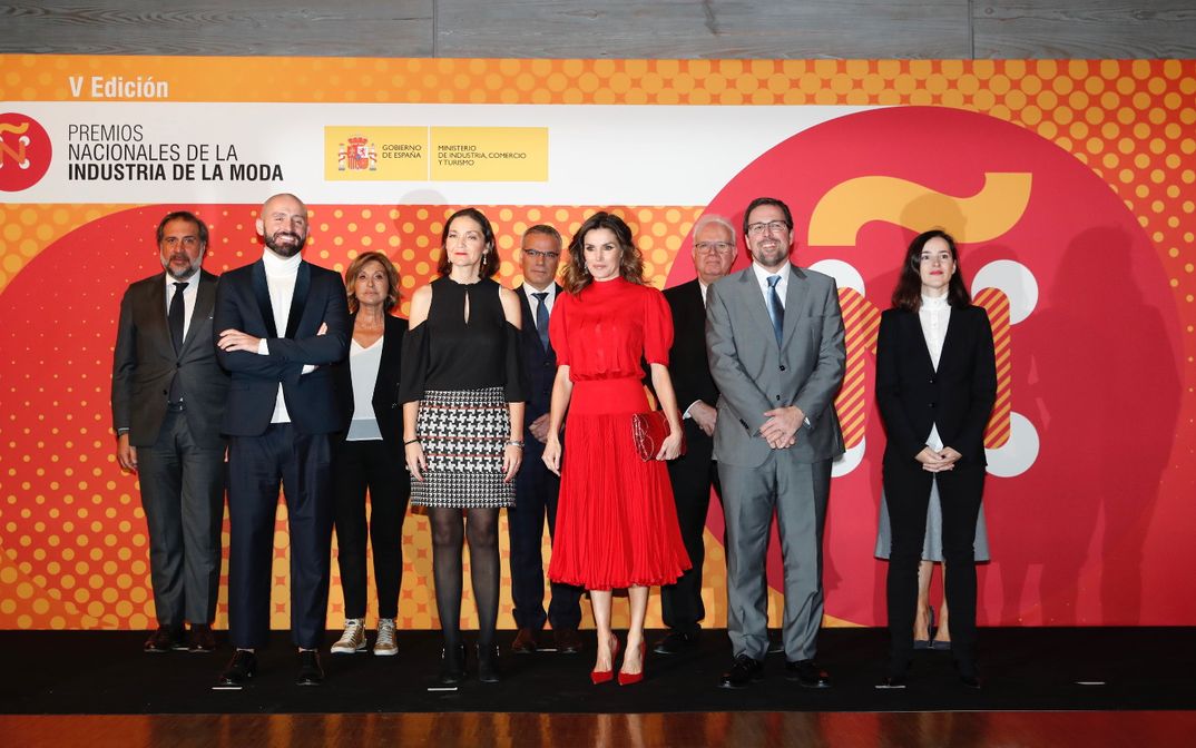 La Reina junto a las autoridades y miembros del jurado © Casa S.M. El Rey