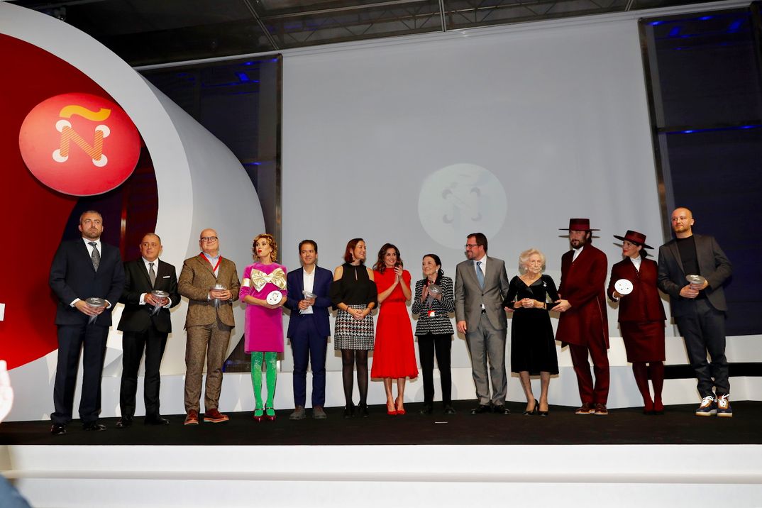 La Reina junto a los premiados de la V edición de los Premios Nacionales de la Industria de la Moda © Casa S.M. El Rey