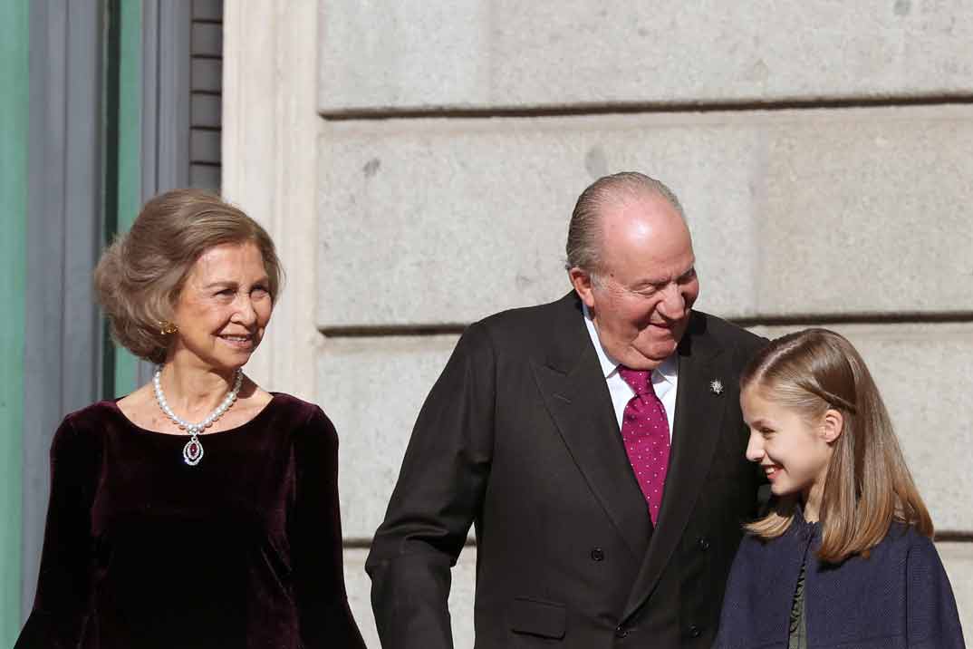 Reyes don Juan Carlos y doña Sofía con la princesa Leonor