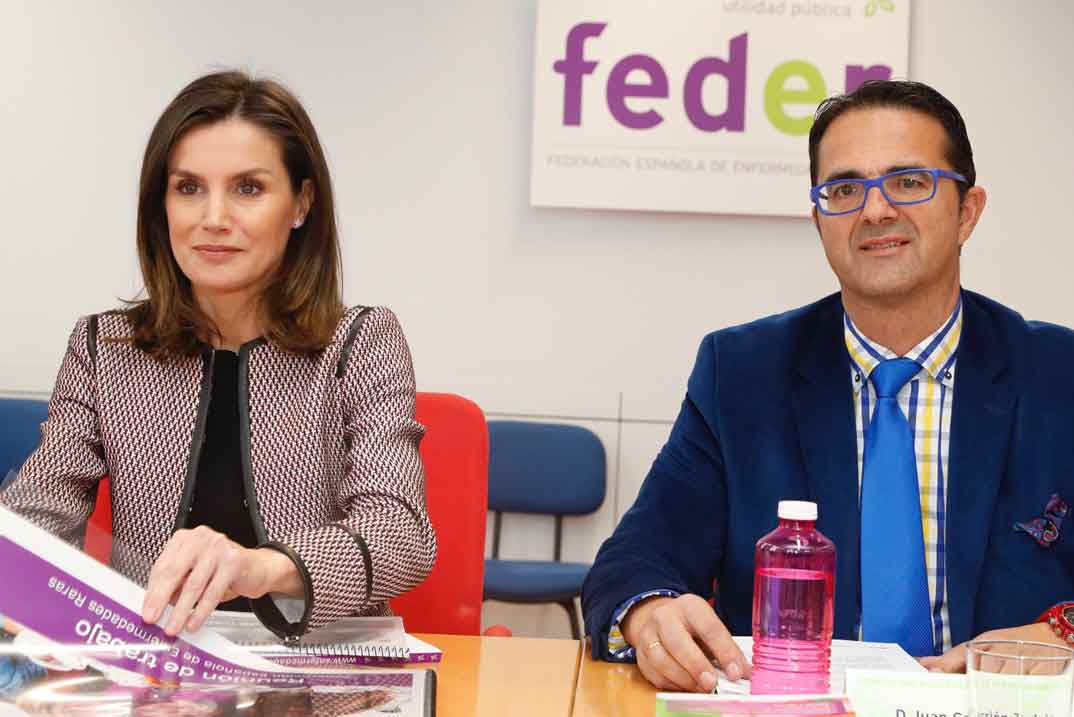 Doña Letizia al inicio de la reunión de trabajo junto al presidente de FEDER, Juan Carrión © Casa S.M. El Rey