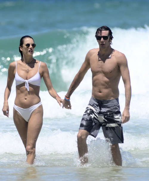 Alessandra Ambrosio presume de novio y cuerpo diez en las playas de Brasil