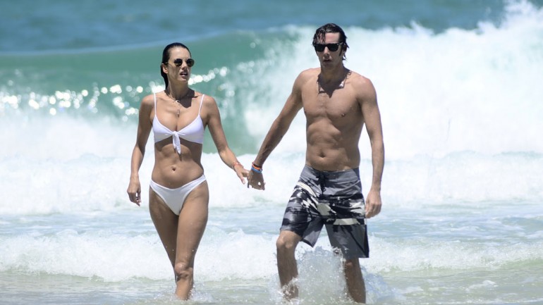 Alessandra Ambrosio presume de novio y cuerpo diez en las playas de Brasil