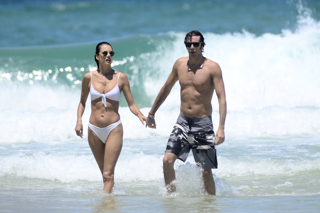 Alessandra Ambrosio presume de novio y cuerpo diez en las playas de Brasil