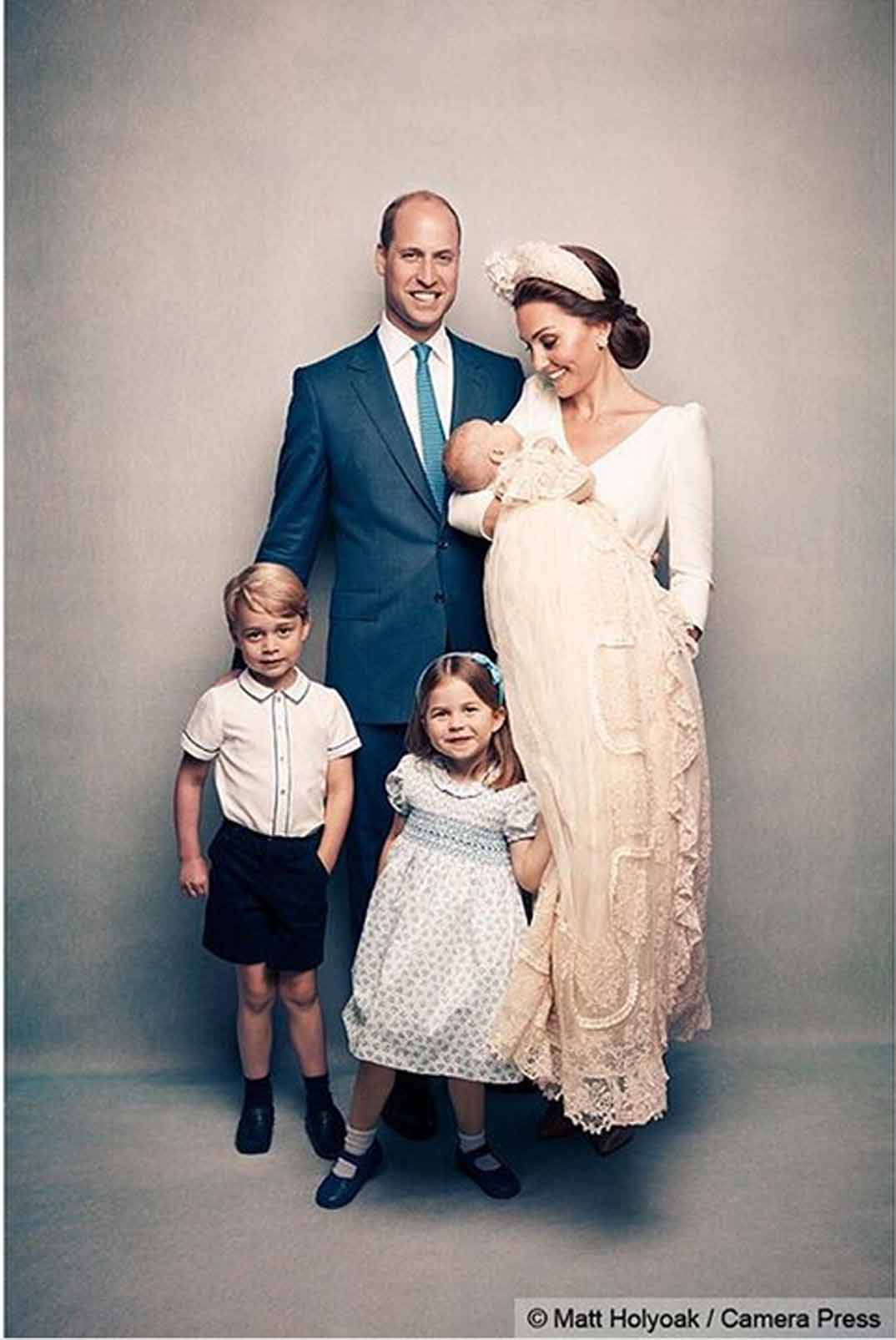 Los Duques de Cambridge con sus tres hijos - Bautizo príncipe Louis - 15/07/2018 - Foto Oficial © Instagram/ Kesington Palace