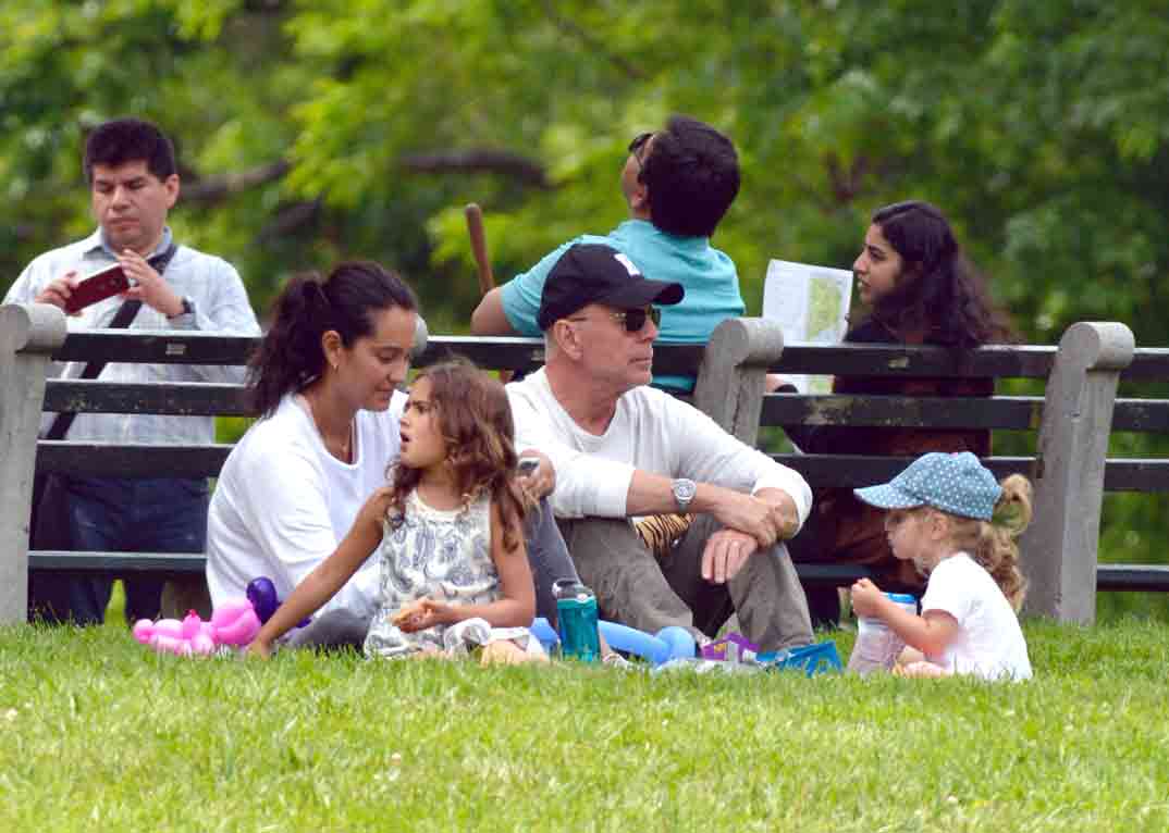 Bruce Willis con su esposa Emma Heming y sus hijas Mabel y Evelyn