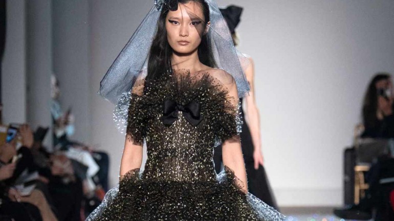 Giambattista Valli brilla en la Alta Costura de París de la mano de Swarovski