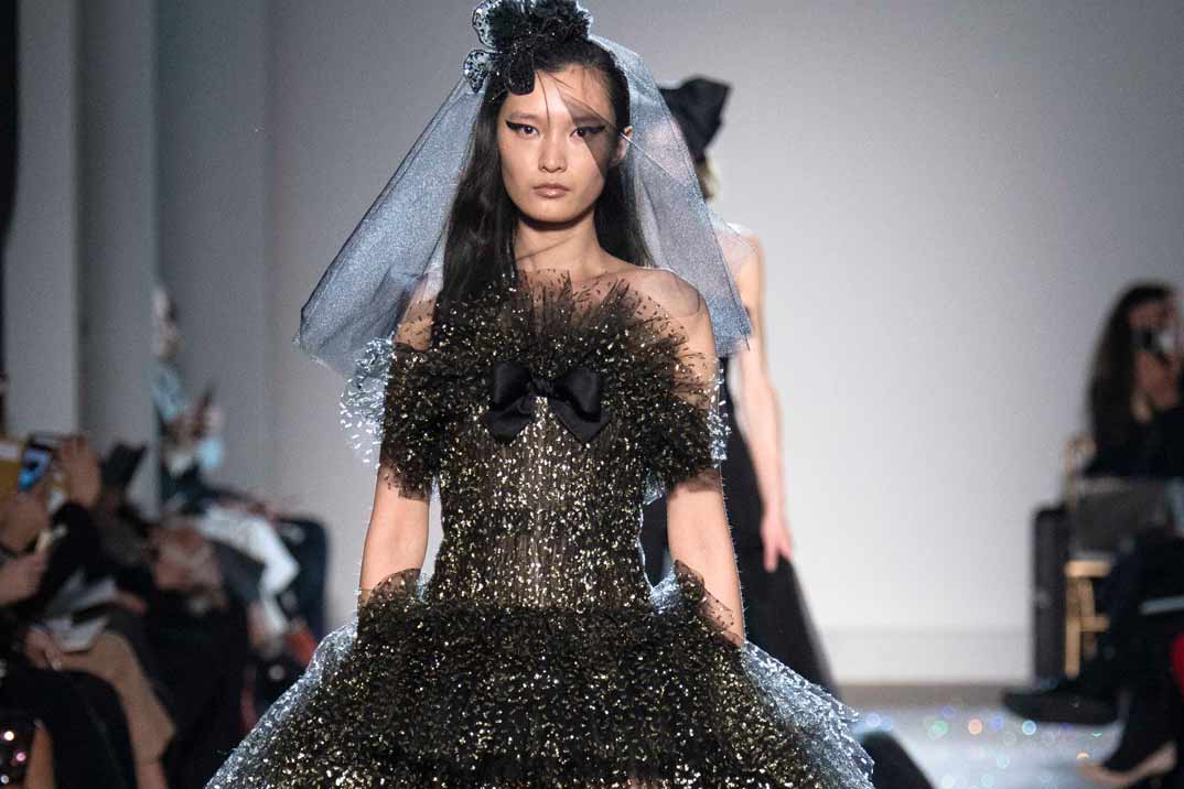 Giambattista Valli brilla en la Alta Costura de París de la mano de Swarovski