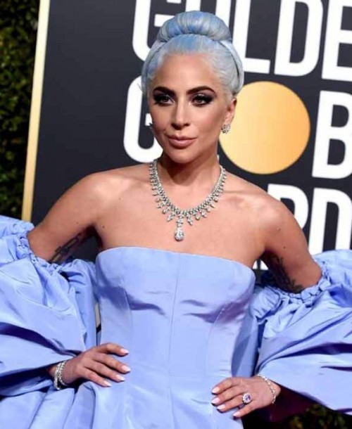 El azul lavanda de Lady Gaga triunfa en los Globos de Oro