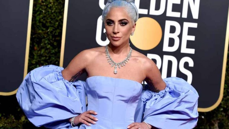 El azul lavanda de Lady Gaga triunfa en los Globos de Oro