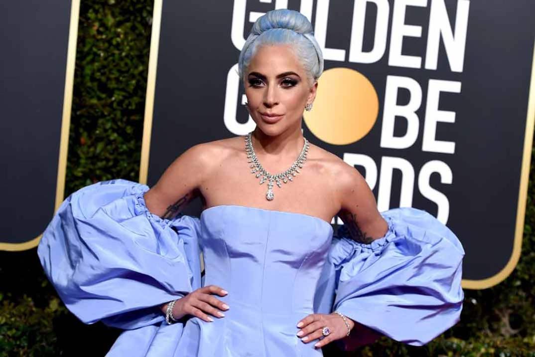 El azul lavanda de Lady Gaga triunfa en los Globos de Oro