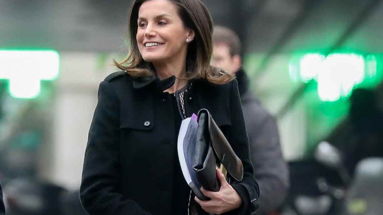 La reina Letizia apuesta por el negro en su último look working girl