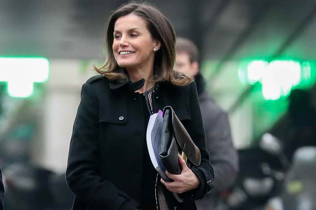 La reina Letizia apuesta por el negro en su último look working girl