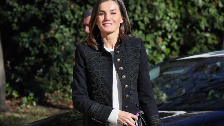 La reina Letizia se viste de Zara para retomar su agenda en solitario