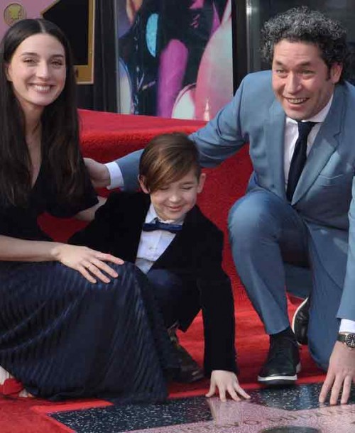 Junto a María Valverde, Gustavo Dudamel recibe su estrella en Hollywood