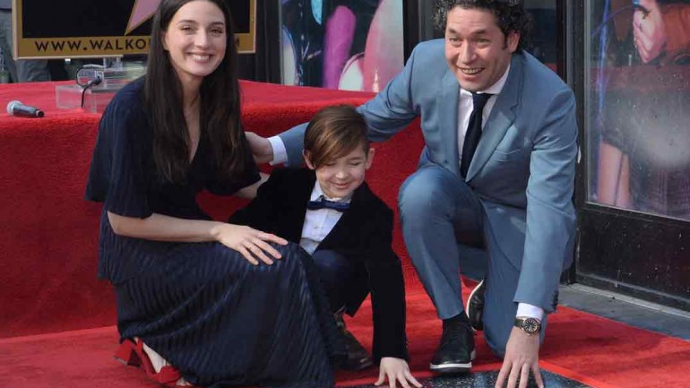 Junto a María Valverde, Gustavo Dudamel recibe su estrella en Hollywood