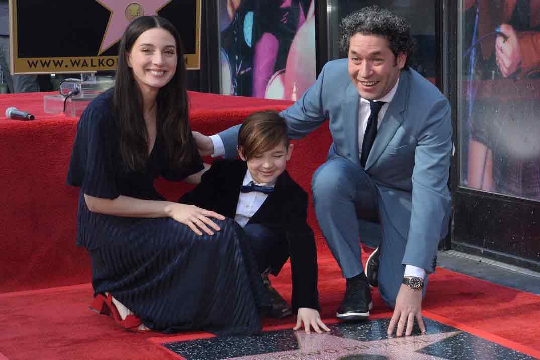 Junto a María Valverde, Gustavo Dudamel recibe su estrella en Hollywood