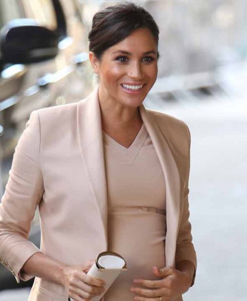 Meghan Markle presume de embarazo con un look monocolor rosa empolvado