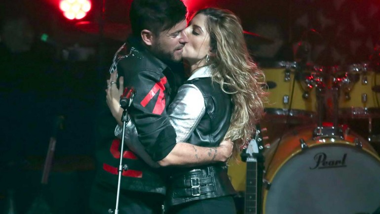 Las imágenes del beso más apasionado de Pablo López y Miriam Rodríguez