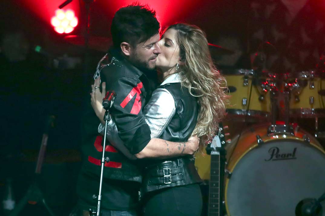Las imágenes del beso más apasionado de Pablo López y Miriam Rodríguez