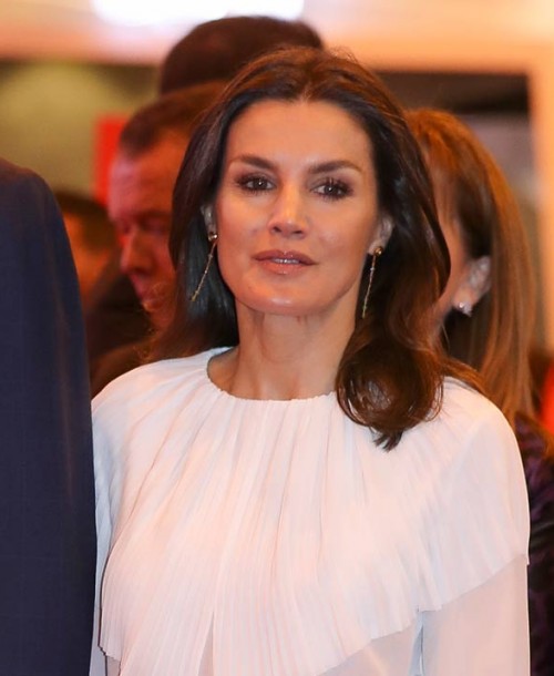 Camisa blanca y falda de cuadros: la combinación perfecta de la reina Letizia en Fitur