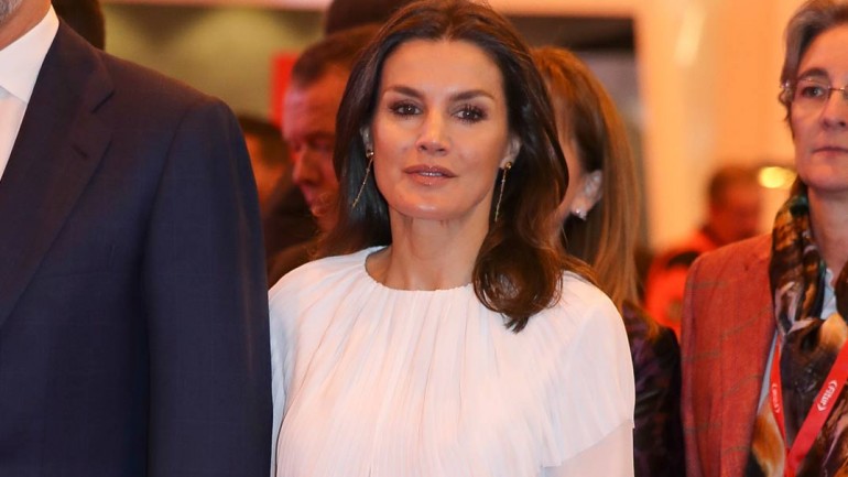 Camisa blanca y falda de cuadros: la combinación perfecta de la reina Letizia en Fitur