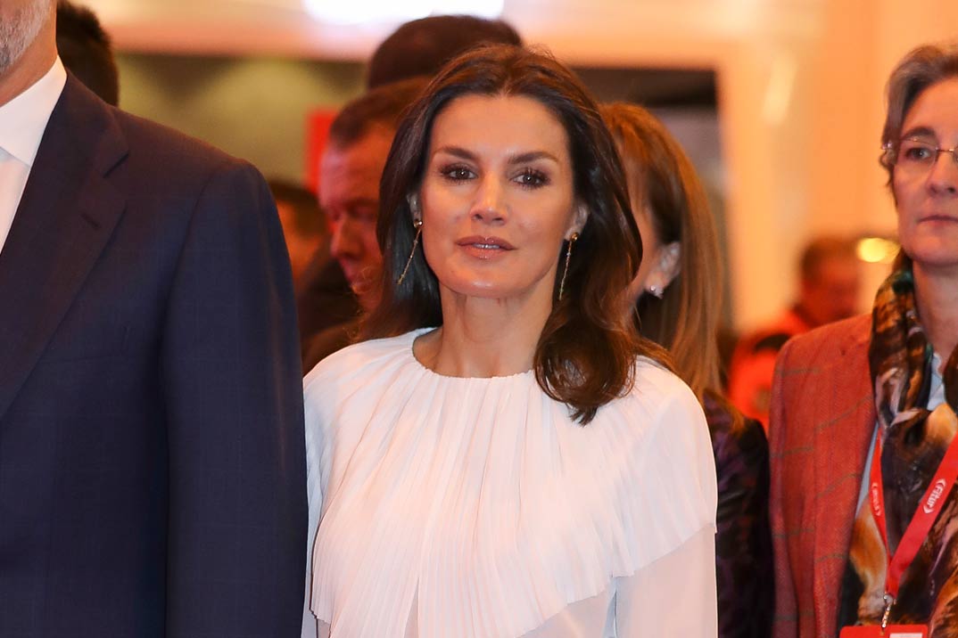 Camisa blanca y falda de cuadros: la combinación perfecta de la reina Letizia en Fitur