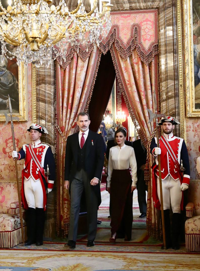 Los Reyes acceden a la Saleta de Gasparini del palacio Real de Madrid © Casa S.M. El Rey