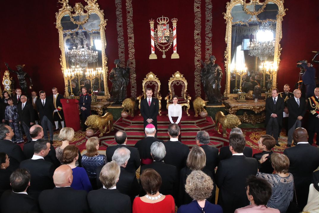 Los Reyes ocupan su lugar en el Salón del Trono del palacio Real de Madrid © Casa S.M. El Rey