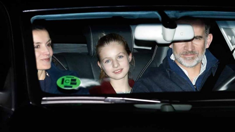 Los Reyes y sus hijas, fieles a la tradición del Roscón de Reyes en casa de Jesús Ortiz