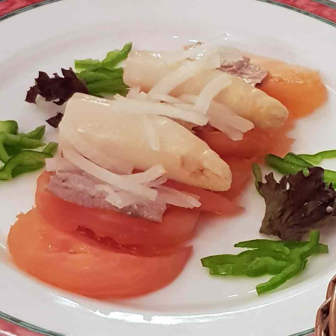 ENSALADA-DE-TOMATE-CON-YEMAS-DE-ESPARRAGOS,BONITO-Y-CEBOLLA