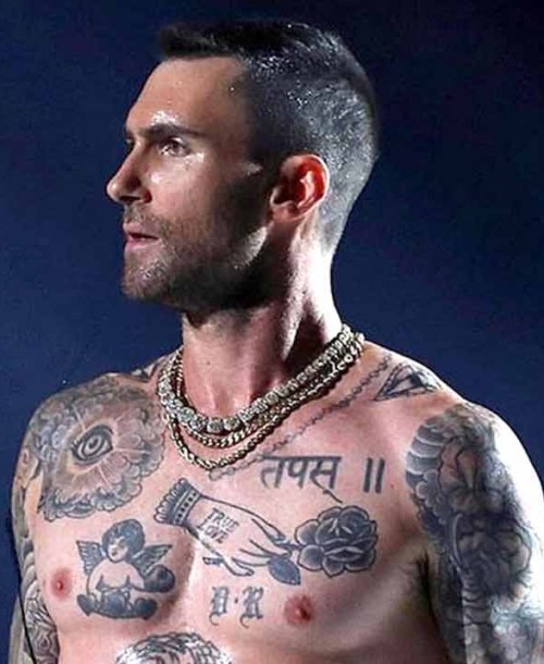 Adam Levine sin camiseta, lo mejor de la Super Bowl