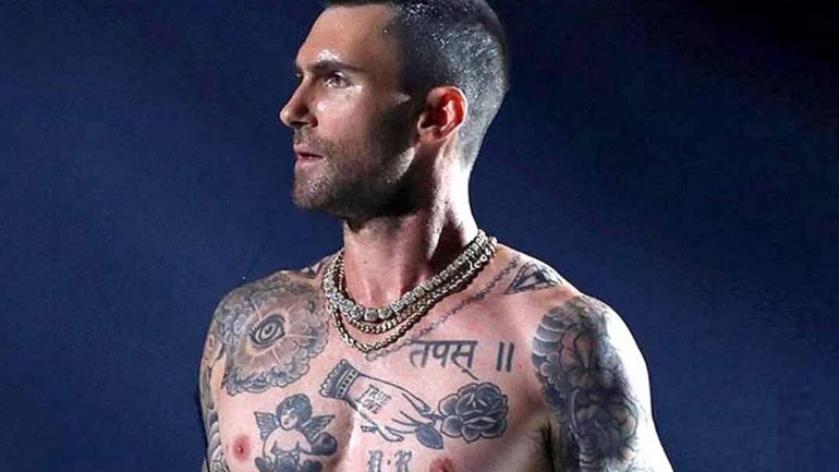 Adam Levine sin camiseta, lo mejor de la Super Bowl