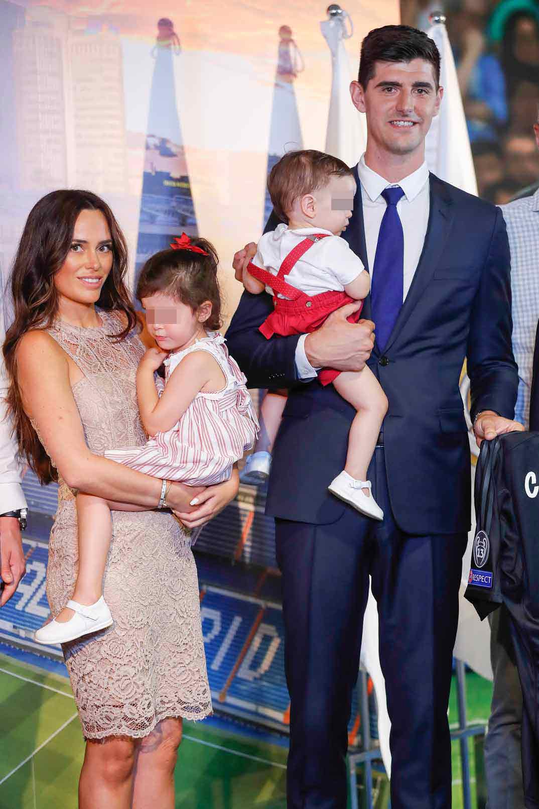 Courtois con su ex pareja Marta Domínguez y sus dos hijos (agosto 2018)