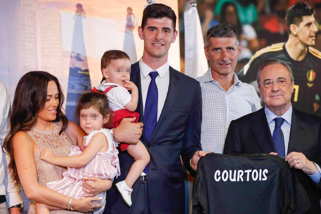 Courtois con su ex pareja Marta Domínguez y sus dos hijos (agosto 2018)