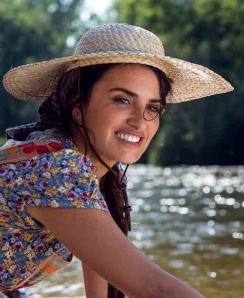 Penélope Cruz y Rosalía cantan juntas «A tu vera»