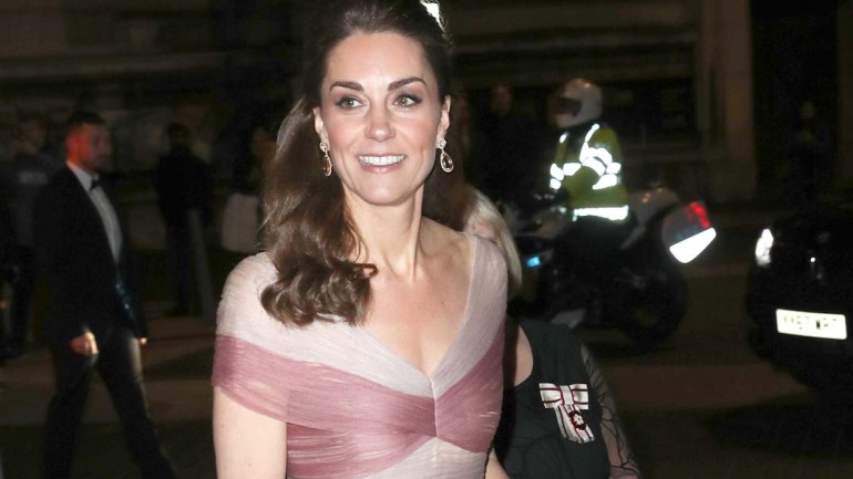 Kate Middleton, de Dolce & Gabbana para el día y de Gucci para la noche