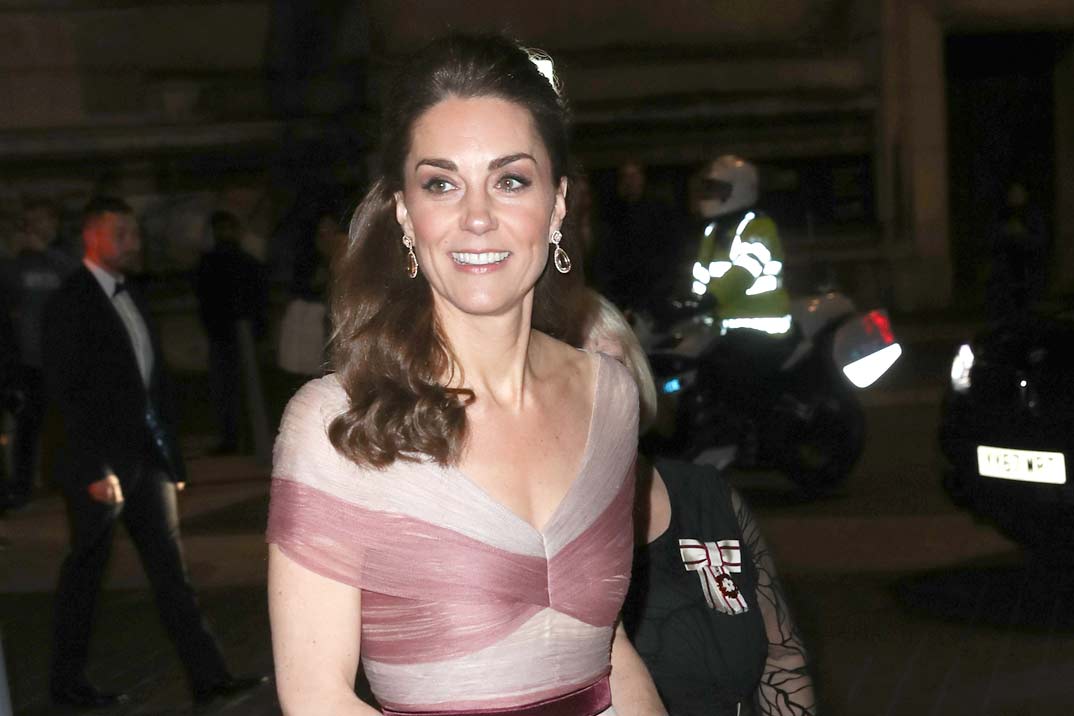 Kate Middleton, de Dolce & Gabbana para el día y de Gucci para la noche