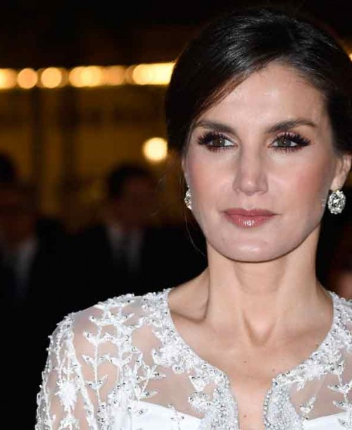 La reina Letizia deslumbra en Marruecos con un vestido joya a medida