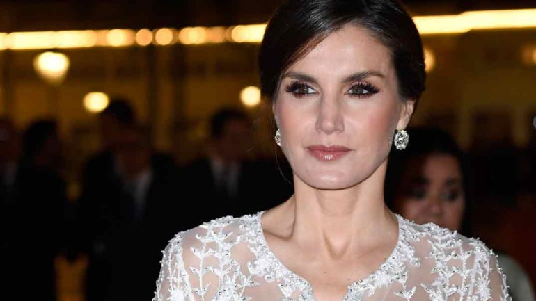 La reina Letizia deslumbra en Marruecos con un vestido joya a medida