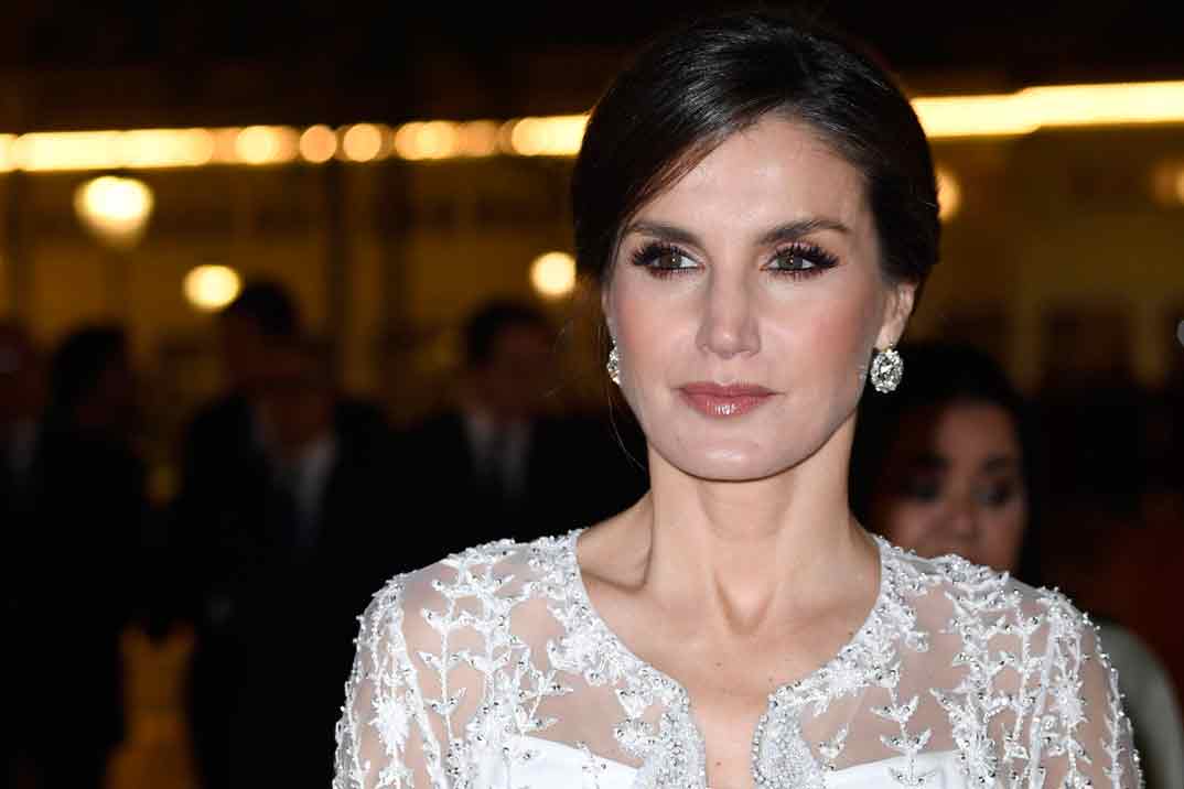 La reina Letizia deslumbra en Marruecos con un vestido joya a medida