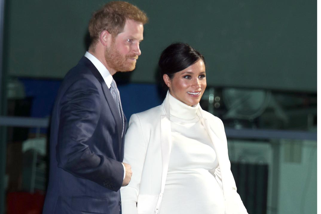 Meghan Markle triunfa con su look premamá de Calvin Klein