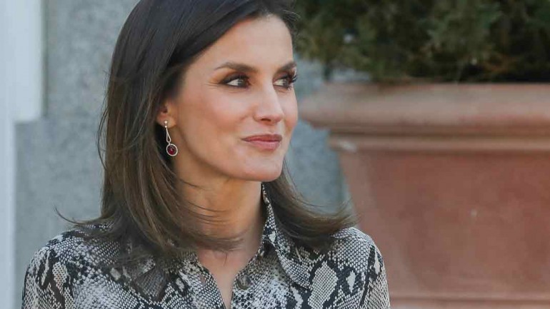 Copia el look animal print de la reina Letizia